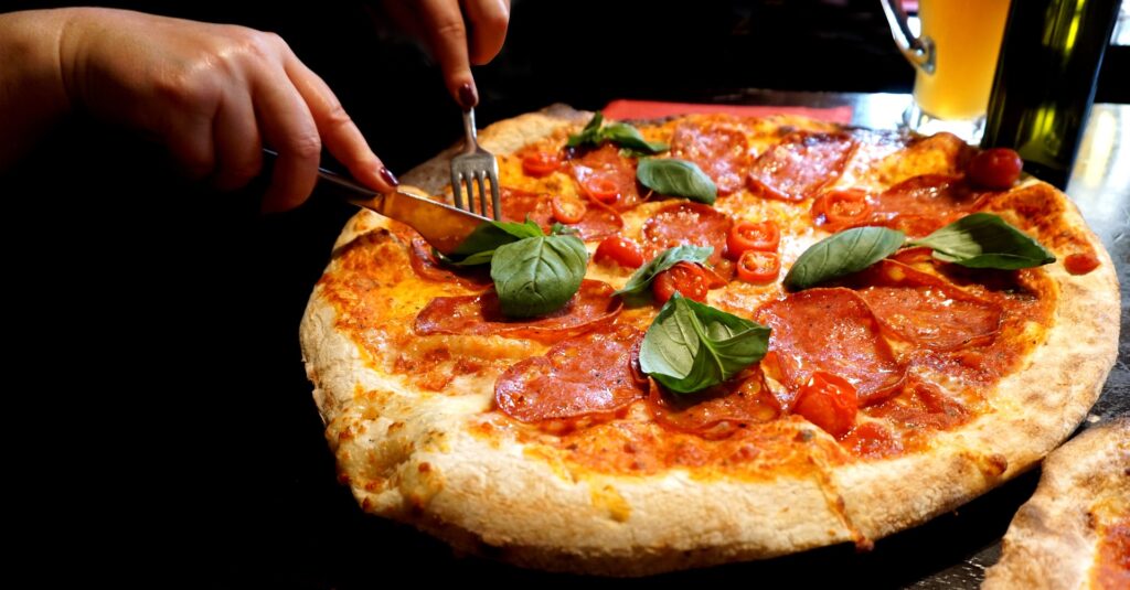 This image has an empty alt attribute; its file name is pizza-3303388_1920-1-1024x535.jpg